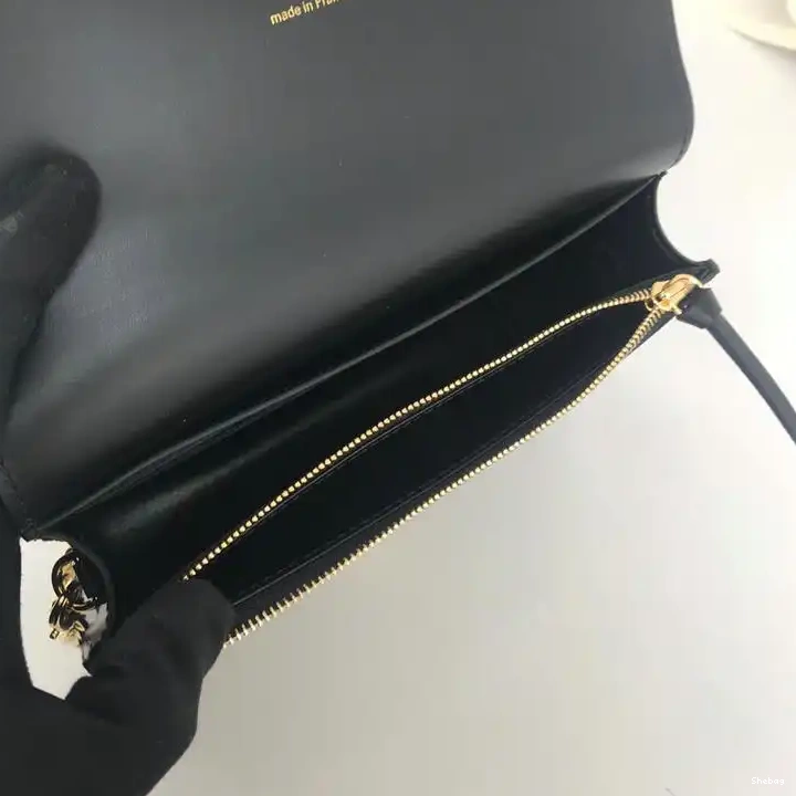 19T1L0256 LV Bags 0824